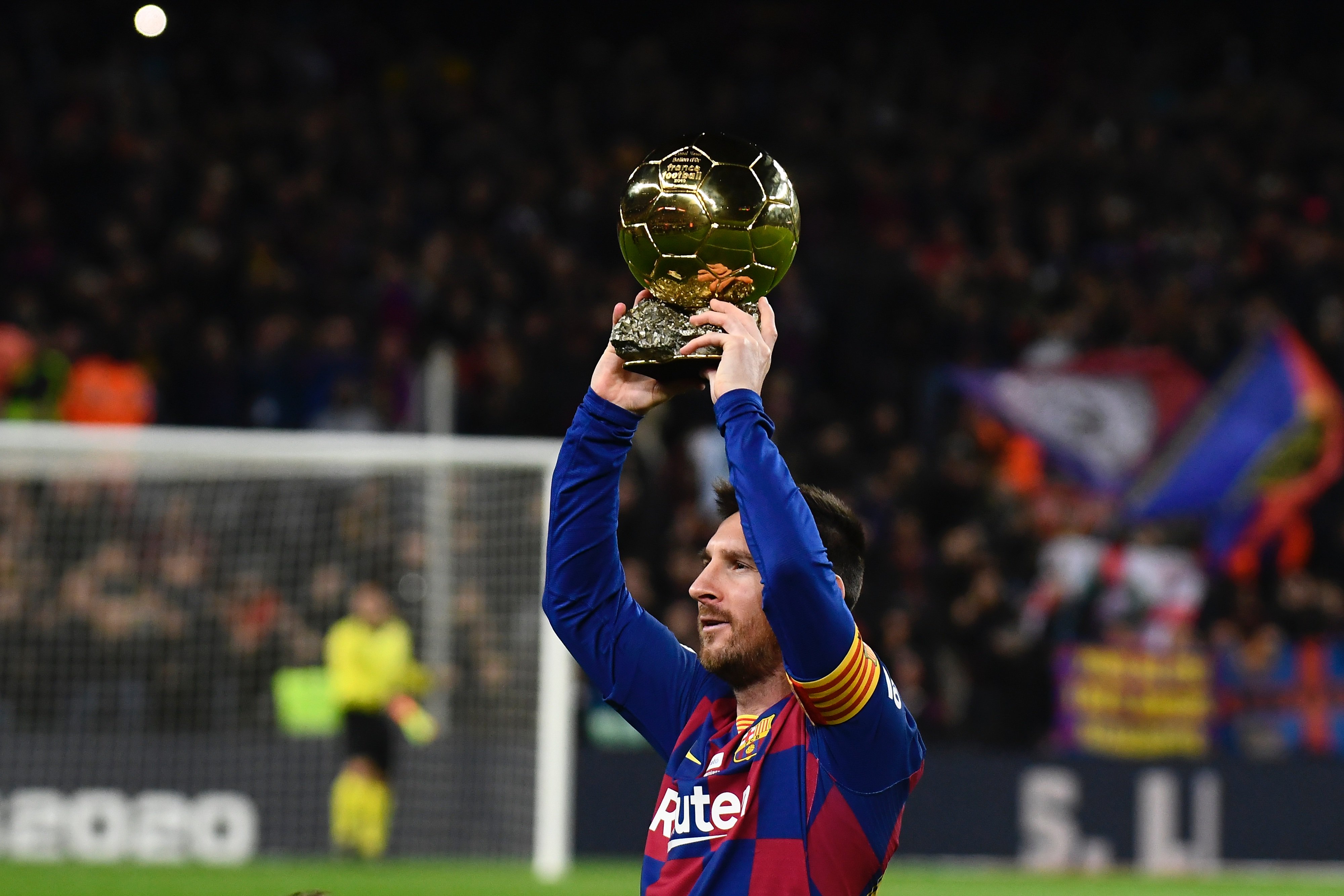 举足轻重的 举足轻重的